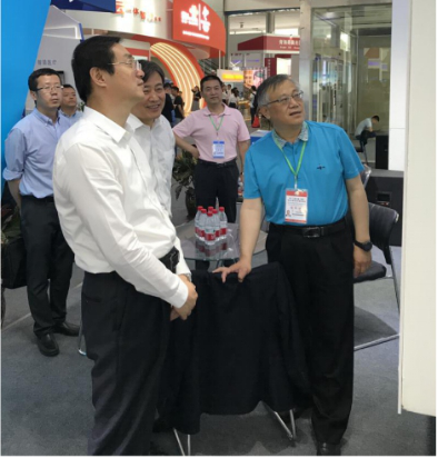 省委常委、西寧市委書記王曉蒞臨第十九屆青洽會青海物產(chǎn)展位參觀