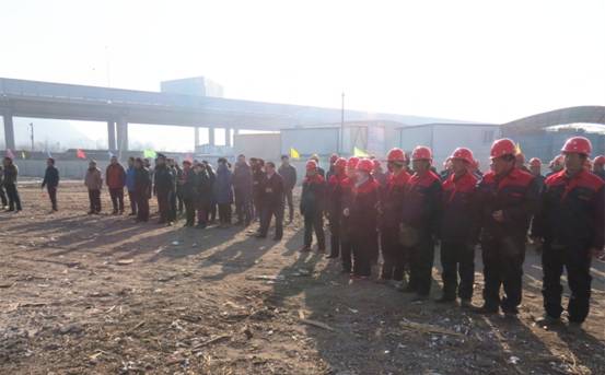 揚(yáng)鞭策馬喜圓發(fā)展夢(mèng)，萬眾一心共筑新長(zhǎng)城